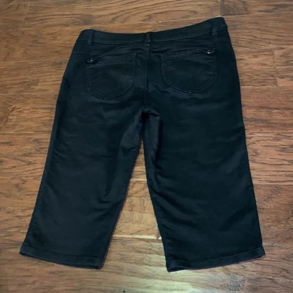 intro. Black Capri pants cropped short black stretch jeans comfort waist size 6‌ - Picture 2 of 10